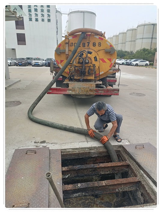 龙华山办事处隔油池清掏