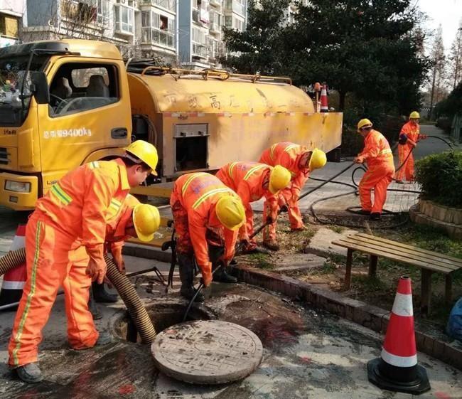 龙华山办事处市政管道清淤