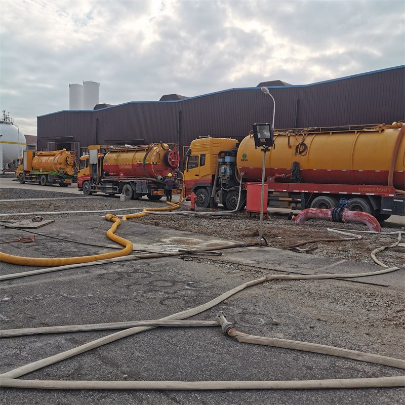 龙华山办事处污水池清理