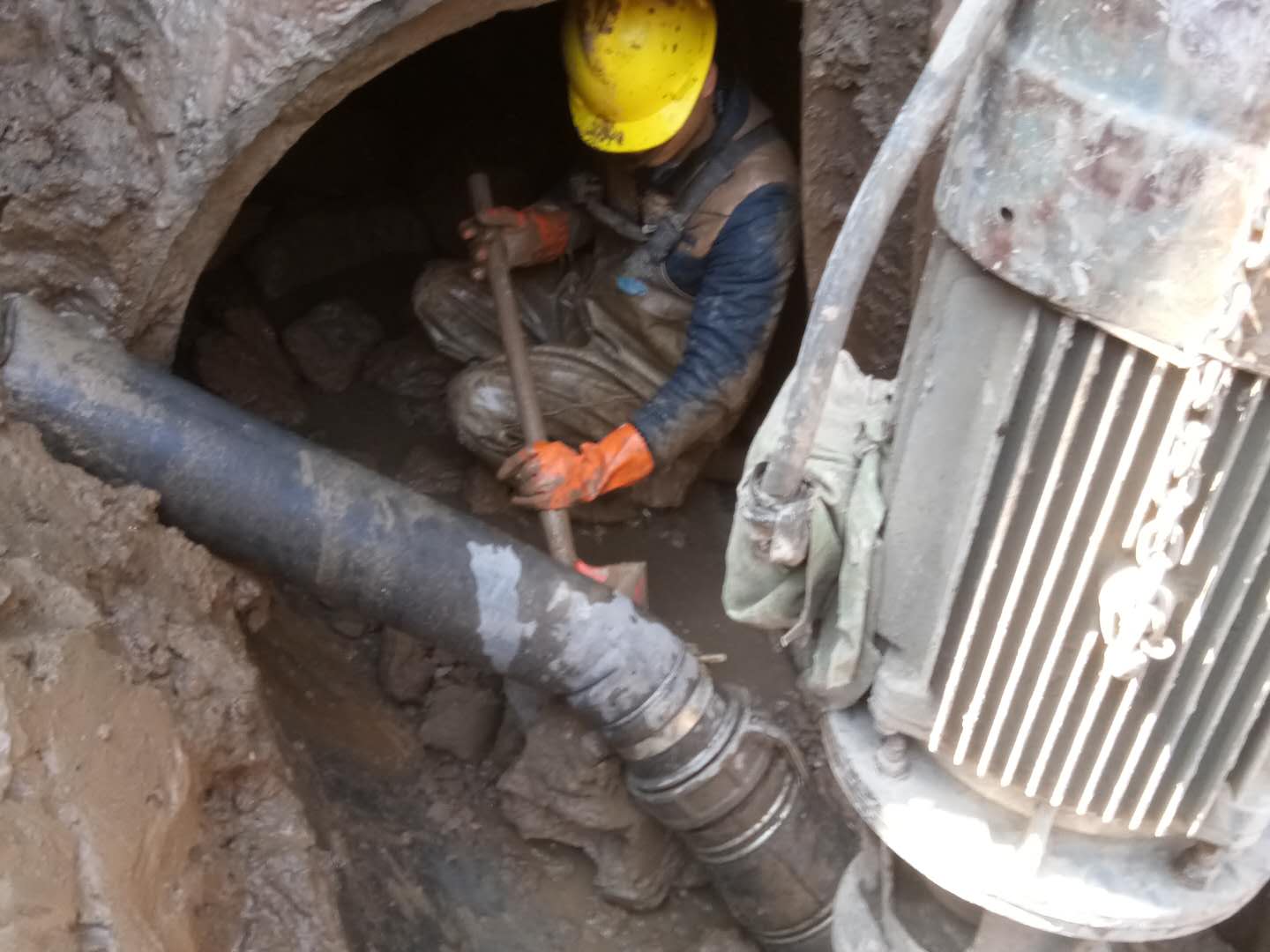 龙华山办事处管道清淤