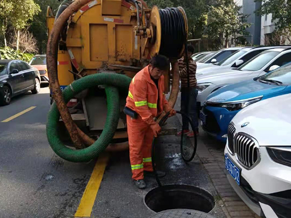 龙华山办事处排污管道清淤