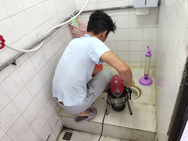 龙华山办事处管道堵塞冒臭气 专业师傅现场解决问题